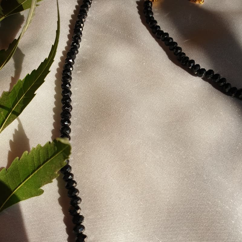 Black crystal chain